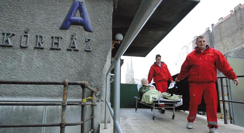 Jelentősen megemeli a kormány a betegszállítóknak fizetett díjat