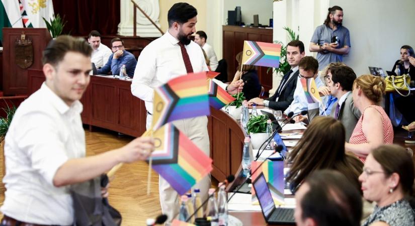Szivárványos zászlók és tollseprű, szerepjáték, megmenekült költségvetés – Képeken a fővárosi közgyűlés rendkívüli ülése