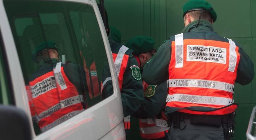 Így néz ki egy 100 milliós fogás az M3-ason, bevásárlószatyrokból került elő a jackpot – fotókkal