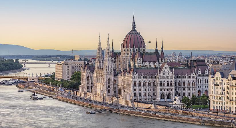 Így nőtt hozzánk képest a kormány alkalmazottjainak fizetése