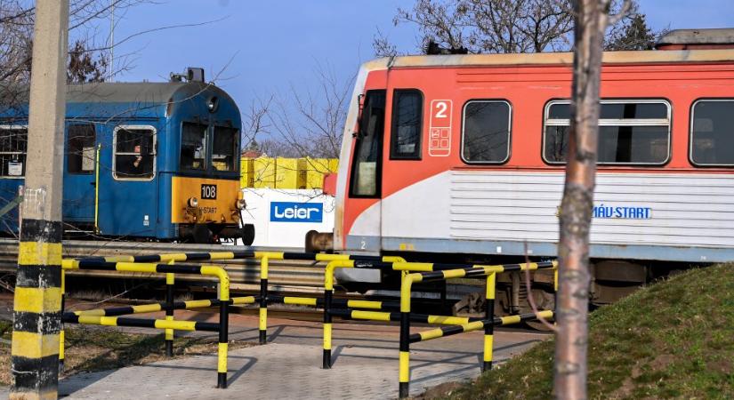 Leszakadt egy lámpa a MÁV egyik járatán, egy utas kórházba került