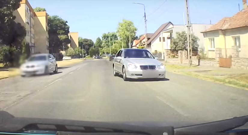 Egy 2 éves kislány is az autóban utazott, amibe kis híján frontálisan belecsapódott egy ámokfutó mercis Pécsen - videó