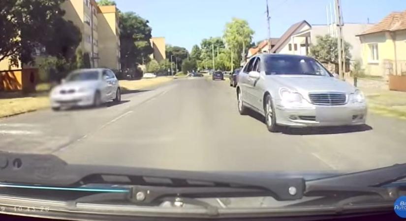 Szembe forgalomban, jobbról előzött egy őrült mercis Pécsen – videó
