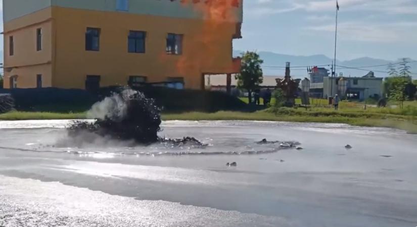 Iszapvulkán kezdett el tombolni egy tajvani út közepén
