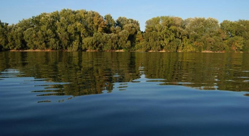 Már három szivattyúval pótolják a vizet az apadó Tiszán