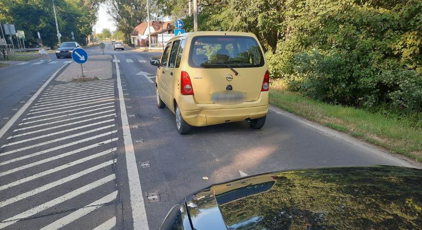 Hátulról érkezett a BMW: jól megtolta az előtte haladó autót a Kemecsei úton (fotók)