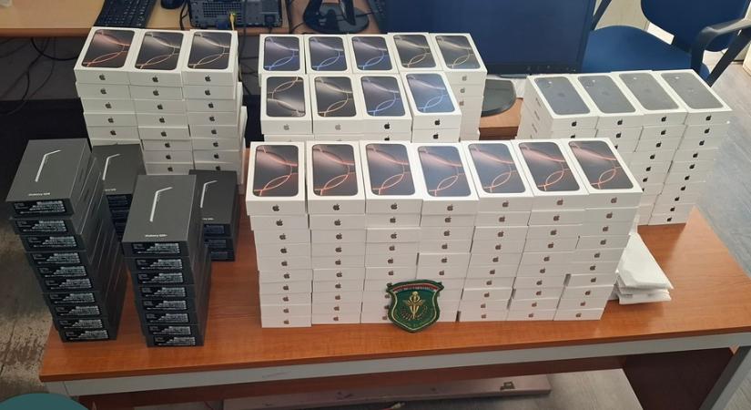 Közel 100 millió értékben volt egy férfinél iPhone és Samsung Galaxy telefon