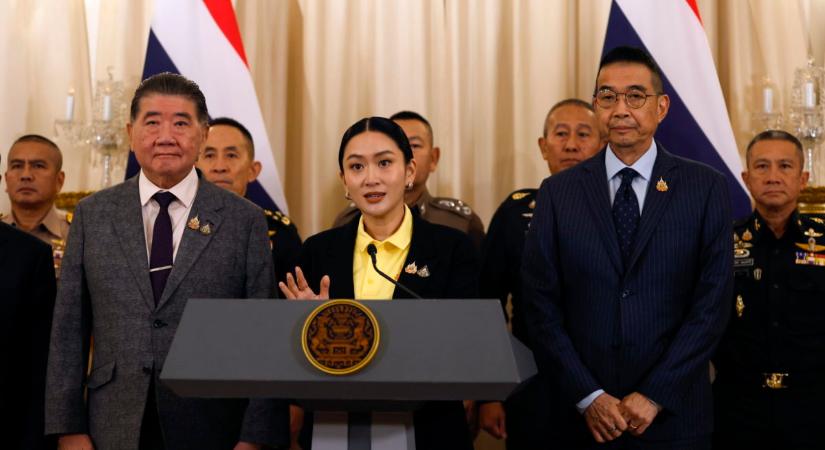 Felfüggesztették hivatalából a thaiföldi miniszterelnököt