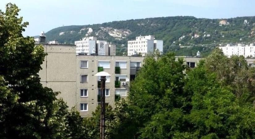 Zárt ajtók mögött dönthetnek 25 tatabányai önkormányzati lakás eladásáról