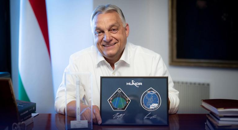 Orbán Viktor ajándékot kapott az űrből