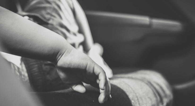 5 órára a forró autóban felejtette 14 hónapos csecsemőjét