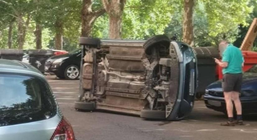 Oldalára borított egy kocsit, majd elhajtott a sofőr Pécsen