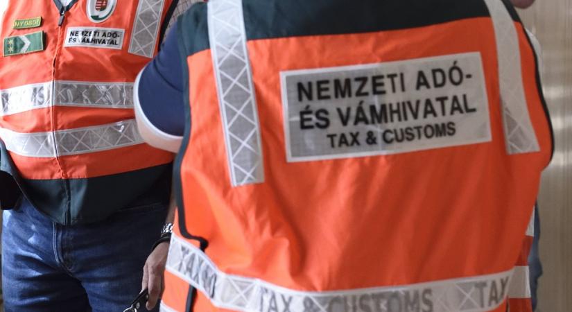 NAV: csaknem 100 millió forint értékű mobiltelefont találtak egy ukrán férfi autójában