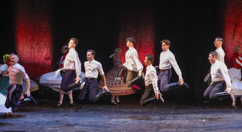 Fergeteges show, ezrek ünnepelték a Tiszavirág táncosait – galériával