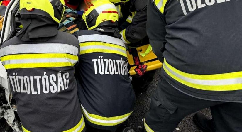 Oldalára borult autó akadályozta a forgalmat egy forgalmas pécsi útszakaszon