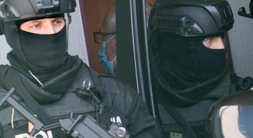 Újabb nagyszabású razzia: a NAKA korábbi nyomozójának kezén kattant a bilincs