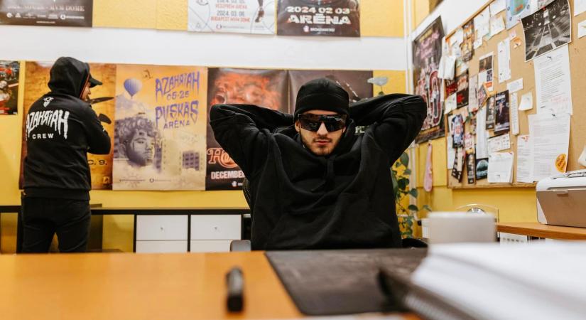 Tetkóért cserébe cipő, dagad a botrány: Azahriah iszonyatosan kiakadt az RTL népszerű sztárjára