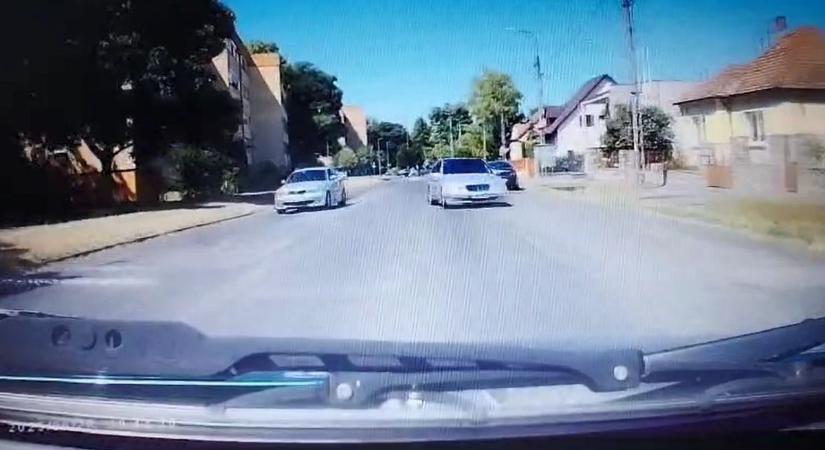 Hajmeresztő mutatvány Pécsen: egy kislány életét is veszélyeztette! (VIDEÓ)