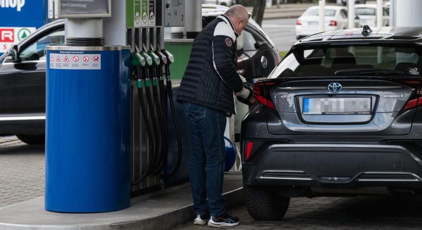 Szerdán megint olcsóbb lesz a benzin