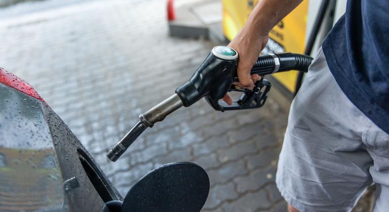 Jó hír az autósoknak: tovább zuhan a benzin és a gázolaj ára
