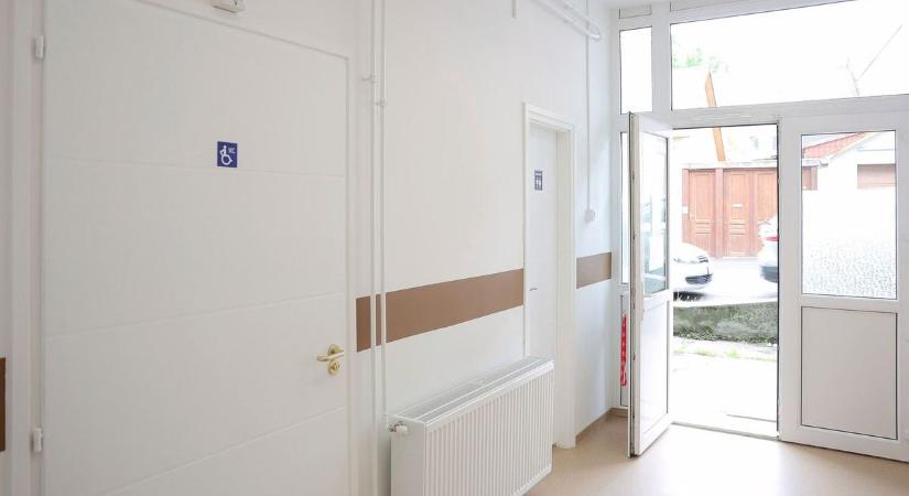 Elájult egy nő a debreceni rendelőben, ami ezután jött, minden szempontból Semmelweis-napra való