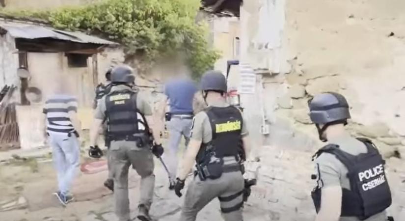 „Rendőrség számára belépni tilos! Csak bírósági végzéssel!” – kommandósok csaptak le a többgyermekes házaspárra
