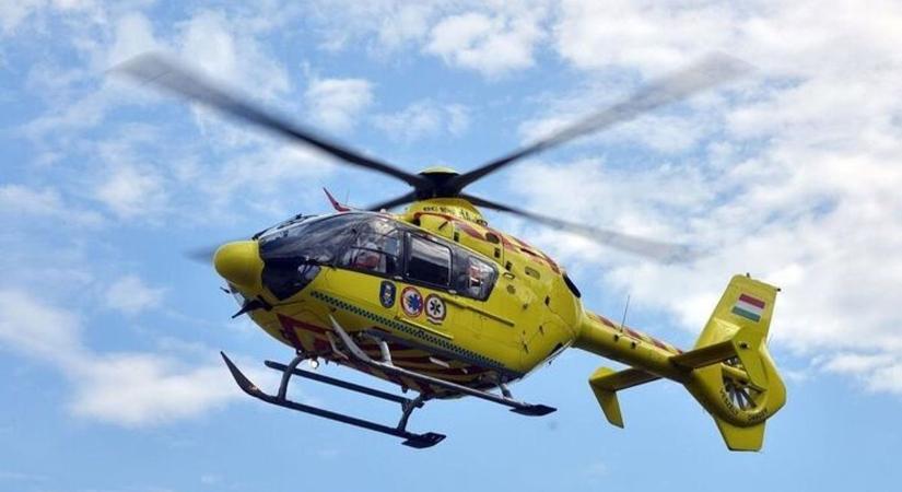 Újabb balesethez érkezett mentőhelikopter az M3-ason
