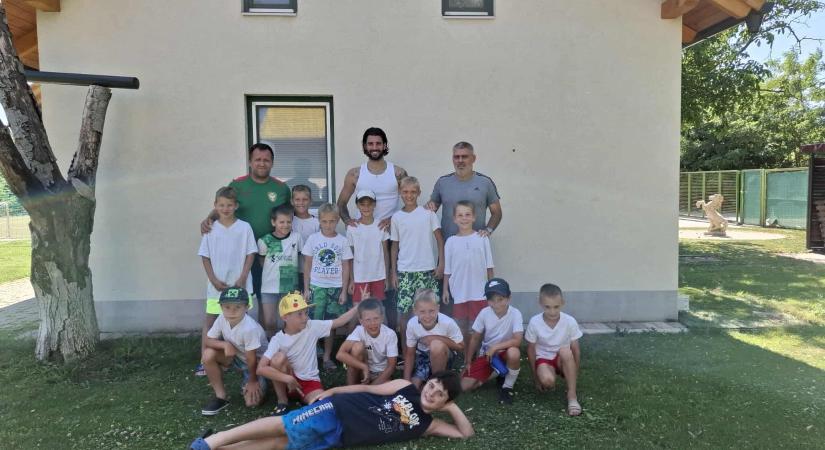 Szoboszlai Dominik táborozó gyerekeket lepett meg