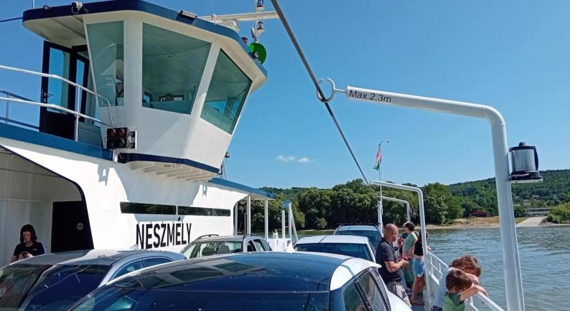 Továbbra is ingyenes marad a Dunaradvány-Neszmély közötti komp