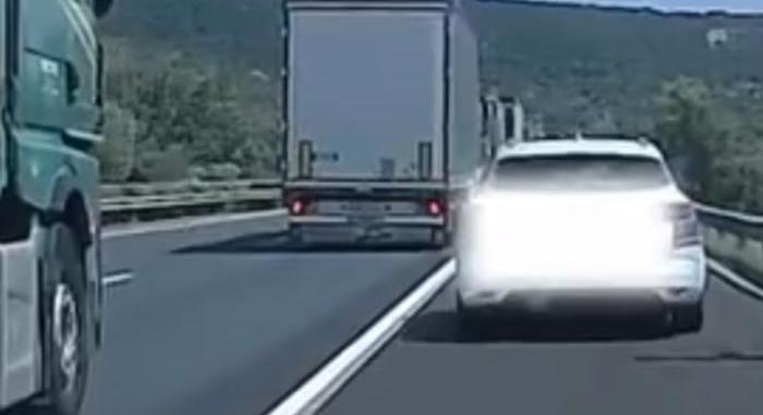 A leállósávban előzte a sort az M1-esen, óriási pofára esés lett belőle