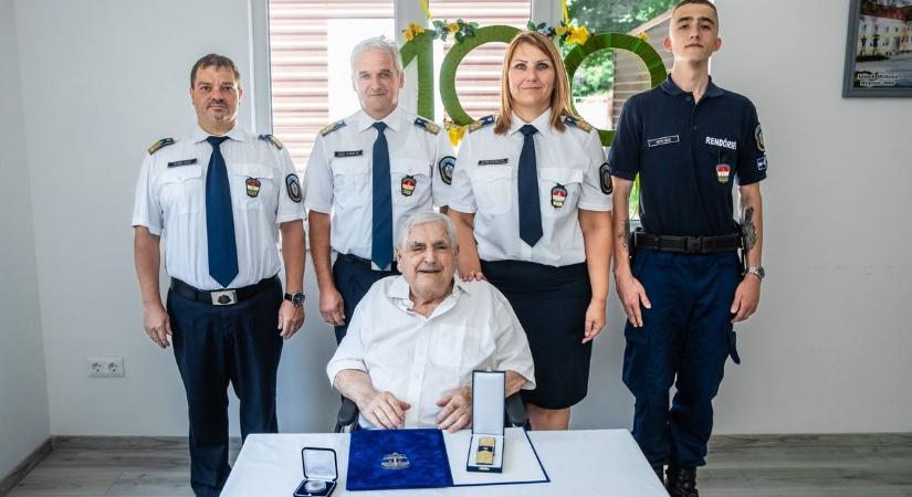 100 éves rendőrt köszöntöttek – Imre bácsi még sosem volt kórházban, íme a titka!