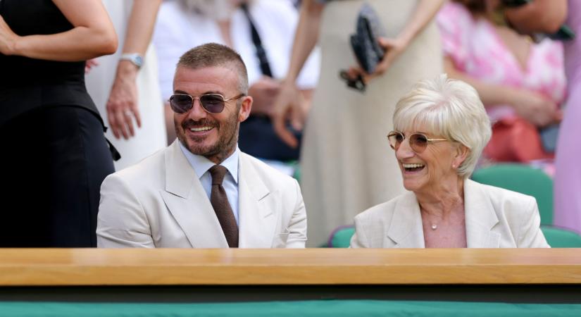David Beckham 76 éves édesanyja még fiánál is stílusosabb! Az anya-fia páros ellopta a show-t Wimbledonban