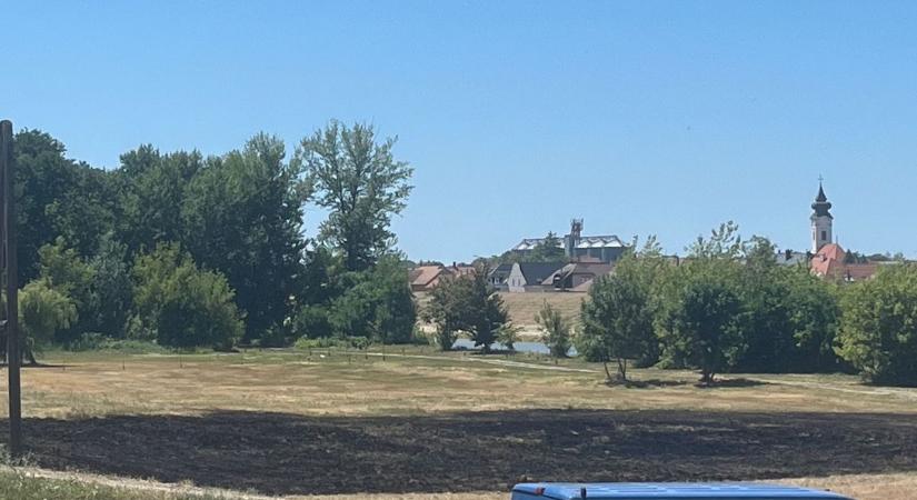 Kigyulladt a fű a győri szórakozóhely mellett