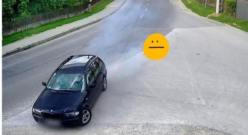 Fékezés helyett repülés! A bolt lépcsőjén landolt az autós Ózd mellett – videóval