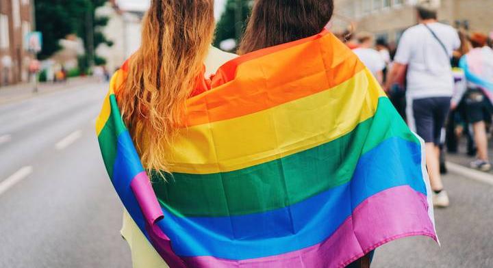 Ilyennek eddig nem láthattad a Pride-ot: még a villamos is szivárványszínű volt Helsinkiben