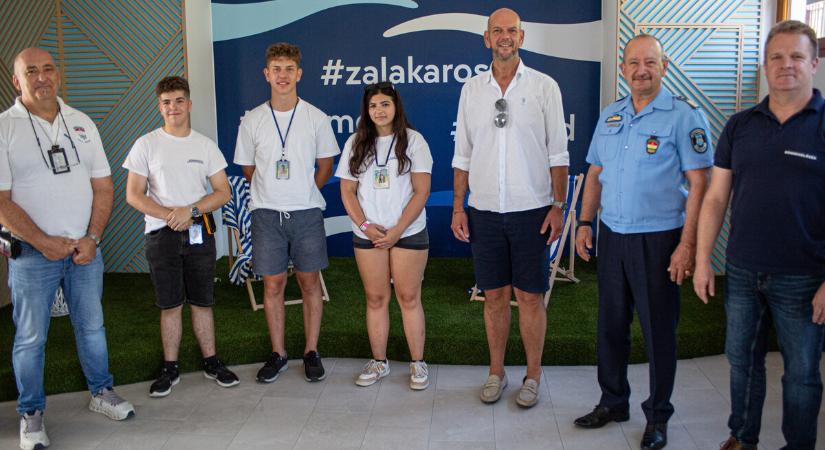 Kortárs segítők felügyelik a strandolók biztonságát