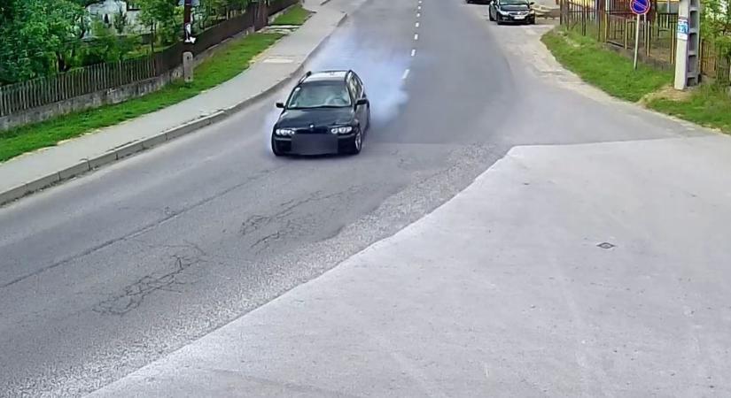 Hiába tekerte a kormányt, a kisboltig csúszott a sietős BMW-s Arlóton – videó