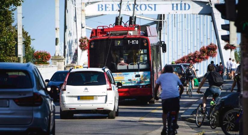 A szegedi közlekedés idén nyáron több ponton is megváltozik: ideiglenes megállók, új járatok és kedvezmények várják az utasokat a városban