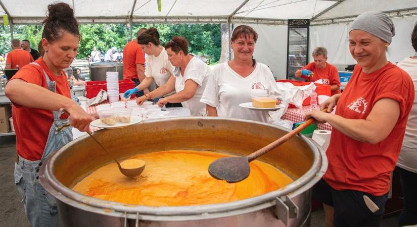 Csaknem 3 tonna hallal készülnek! – idén is kedvezményesen kapható majd a tiszacsegei halászlé