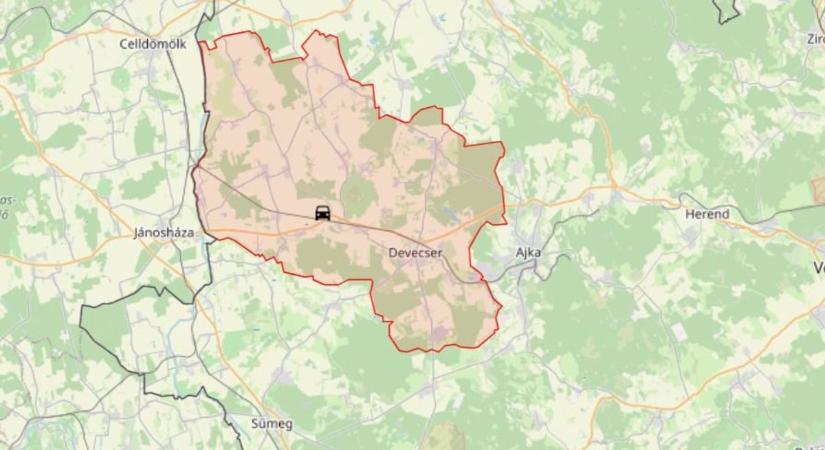 Fának csapódott egy autó Tüskevárnál, félpályán halad a forgalom