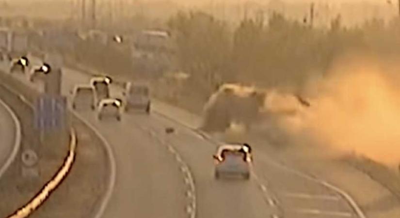 Rejtélyes baleset az M1-es autópálya legveszélyesebb szakaszán, mindent látott a kamera, de mi történt valójában? – Videó