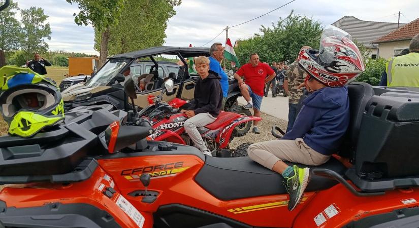 Motoros parádéval indult a falunap Görbeházán