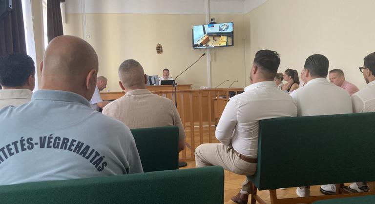 Különös emberrablás Szegeden: szamurájkarddal és viperával rohangáltak a zsinagóga körül