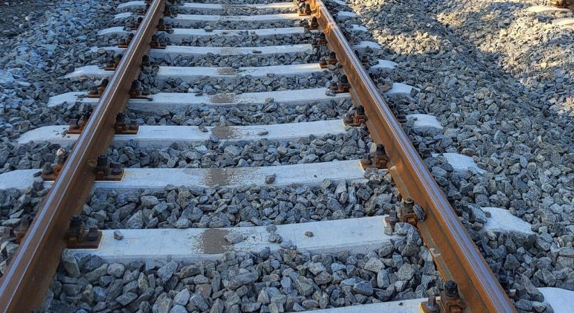 Ismét káosz a győri fővonalon: lerohadt egy vonat az egyetlen működő vágányon