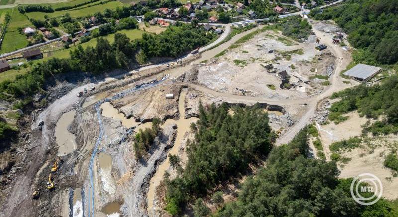Folyik a küzdelem a parajdi sóbánya fölött: 10 napot késnek a Korond-patak elterelésével
