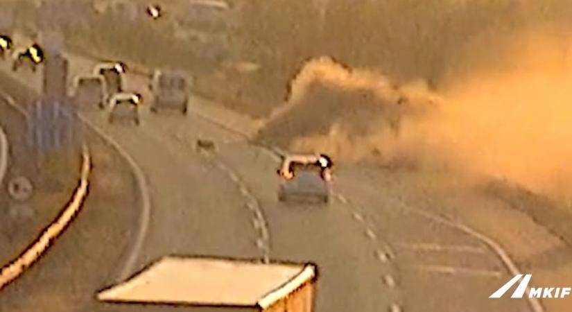 Videón a durva pillanat: felborult egy kamion az M1-esen