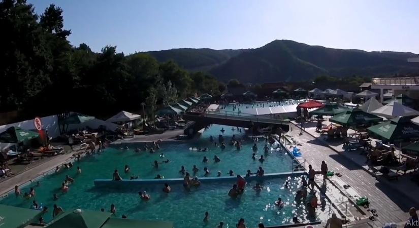 Ilyen jegyárakkal nyit ki idén az egyedülálló, sós vízű strand