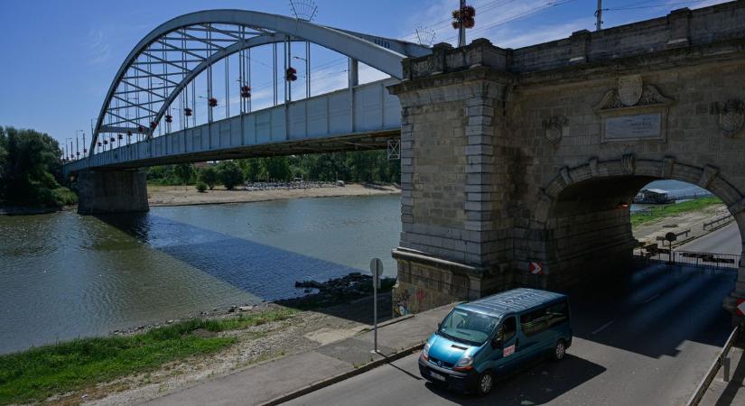 Rakpartrekonstrukció zajlik a Tisza partján, de mi lesz a hatvan parkolóhellyel