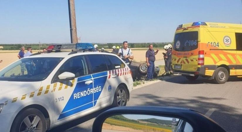 Árokba borult egy autó Velence és Nadap között