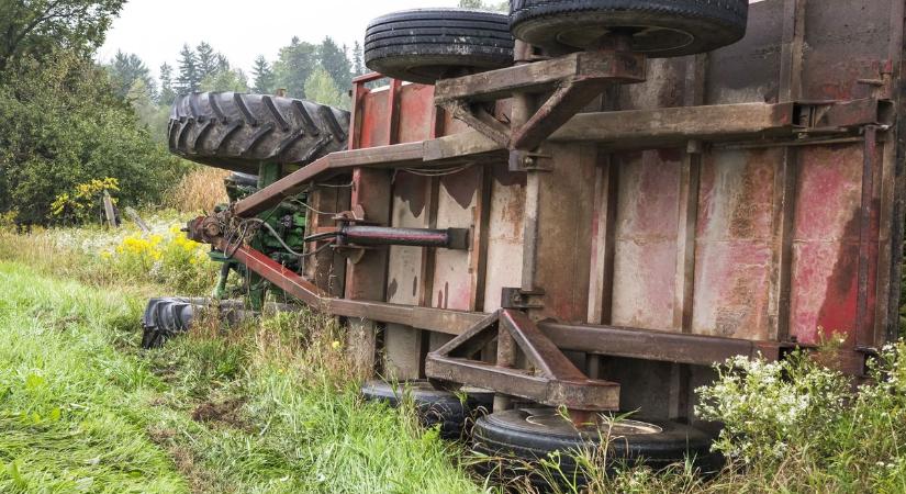 Hatalmas csattanás rázta meg Mezőtúr belvárosát, traktorral ütközött egy személyautó